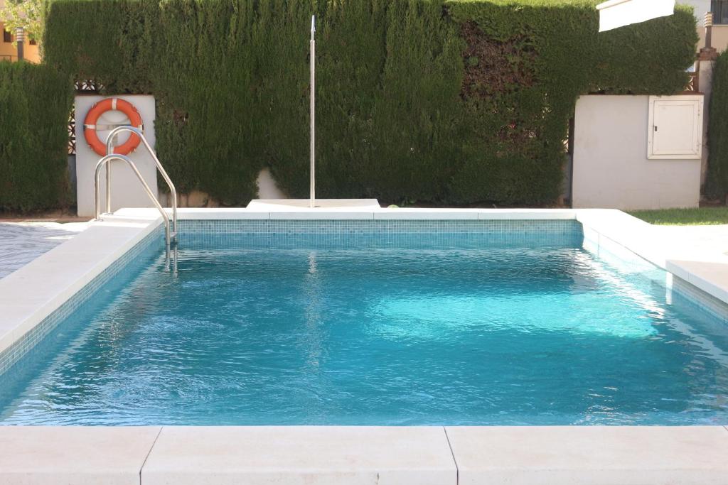 basen w ogrodzie z basenem w obiekcie Los Colimbos w mieście Torremolinos
