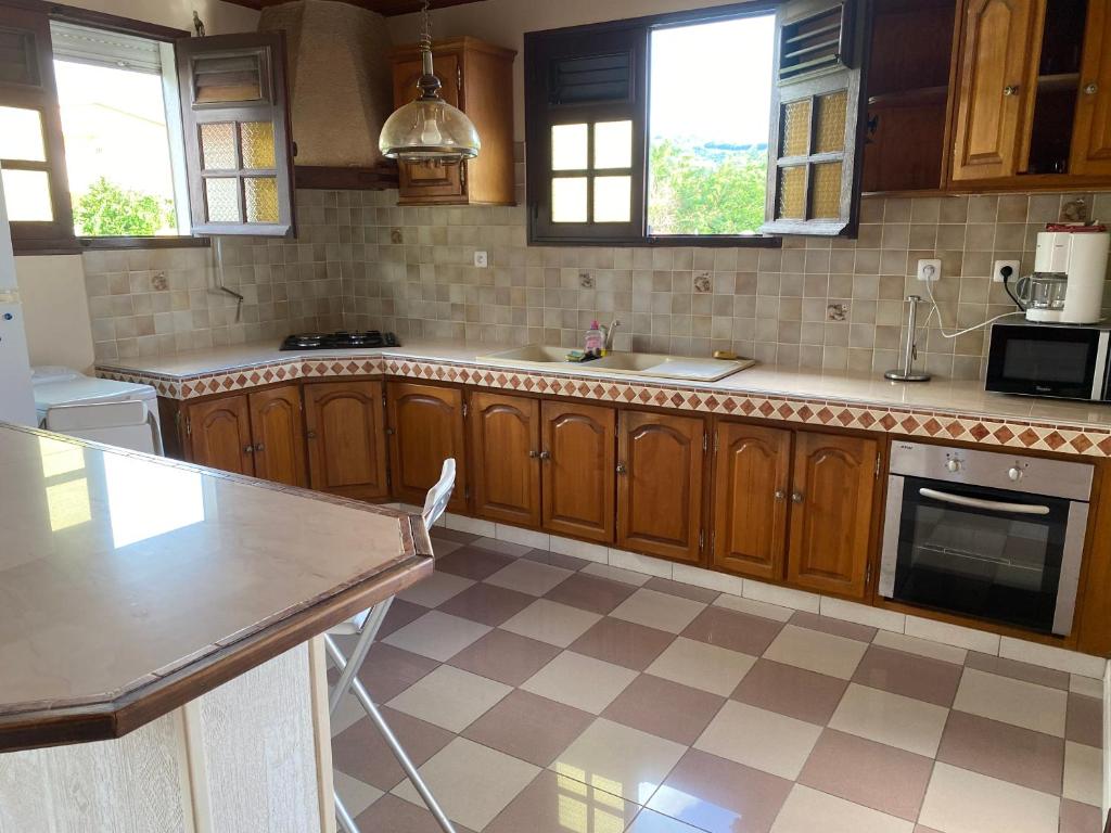 Kuchyň nebo kuchyňský kout v ubytování Villa Mer'Pelée