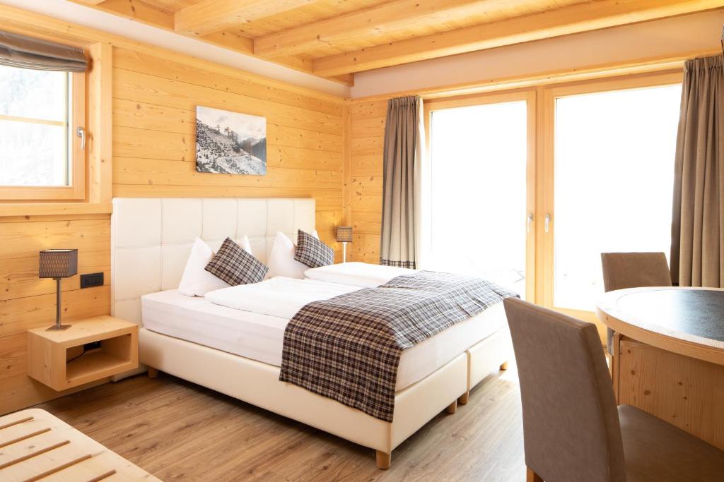 Łóżko lub łóżka w pokoju w obiekcie B&B Ecohotel Chalet des Alpes