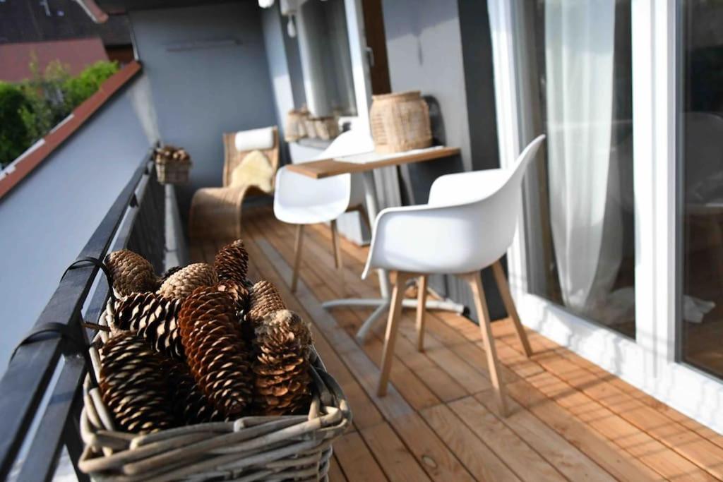 einen Korb auf einem Balkon mit Stühlen und einem Tisch in der Unterkunft Chalet in Ühlingen-Birkendorf