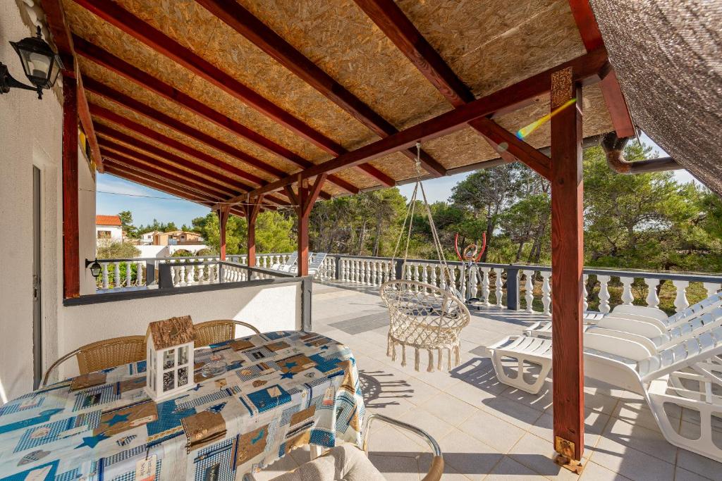 Balkón alebo terasa v ubytovaní Apartments Villa Agape Vir