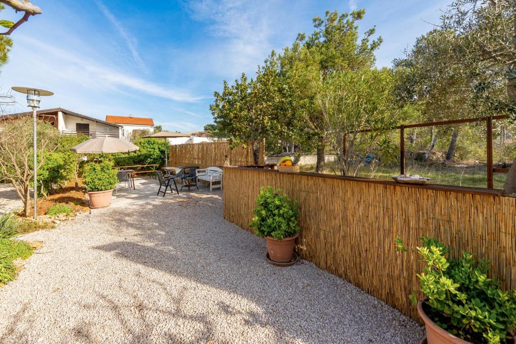Vonkajšia záhrada v ubytovaní Apartments Villa Agape Vir