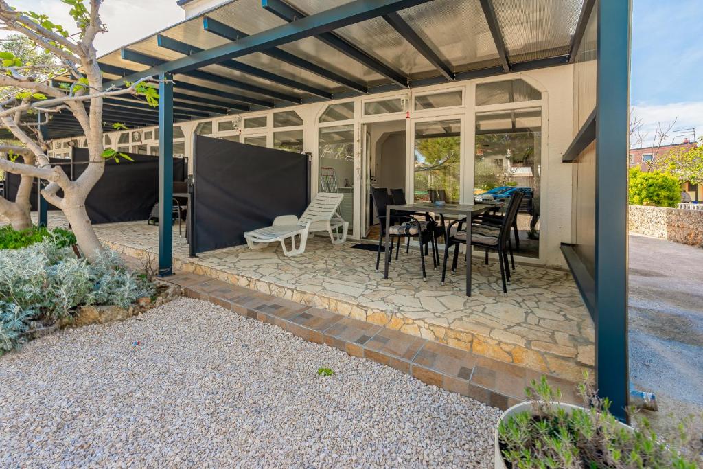 Patio alebo iná vonkajšia časť ubytovania Apartments Villa Agape Vir