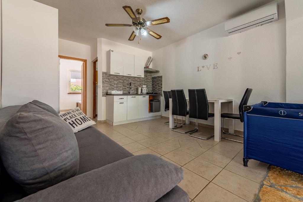 Kuchyňa alebo kuchynka v ubytovaní Apartments Villa Agape Vir