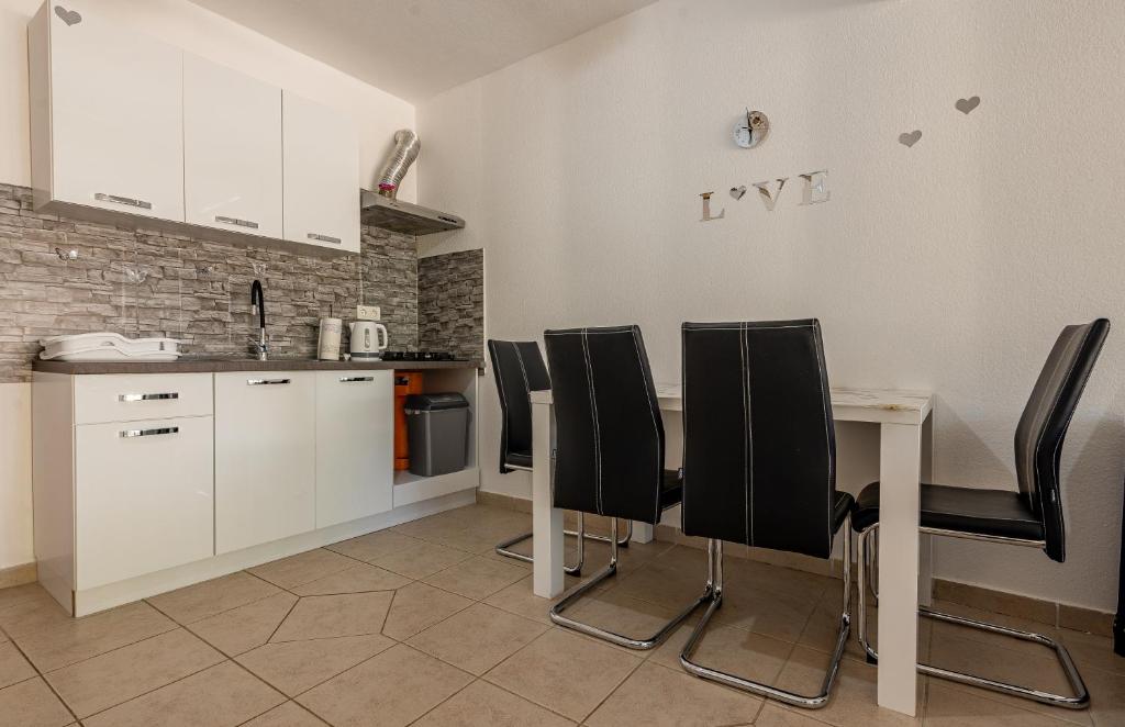 Kuchyňa alebo kuchynka v ubytovaní Apartments Villa Agape Vir