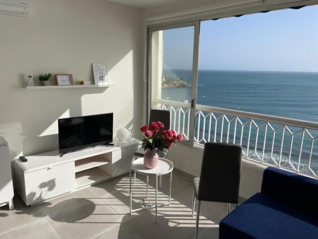 ein Wohnzimmer mit Meerblick in der Unterkunft Precioso apartamento a estrenar en primera línea de playa in Benidorm