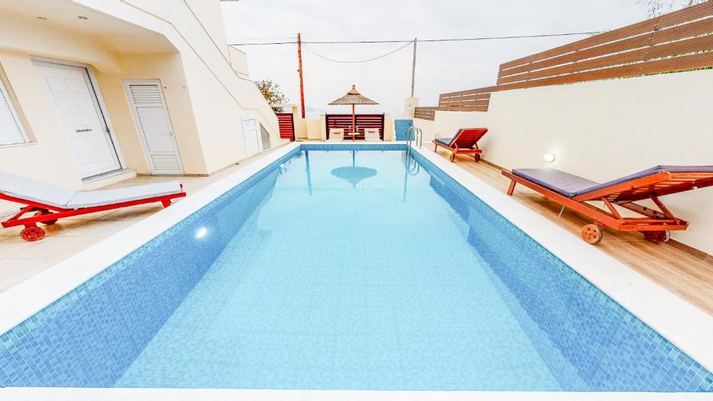 Bazén v ubytovaní Villa "A casa d' Irene"- Seaview Villa with private pool alebo v jeho blízkosti