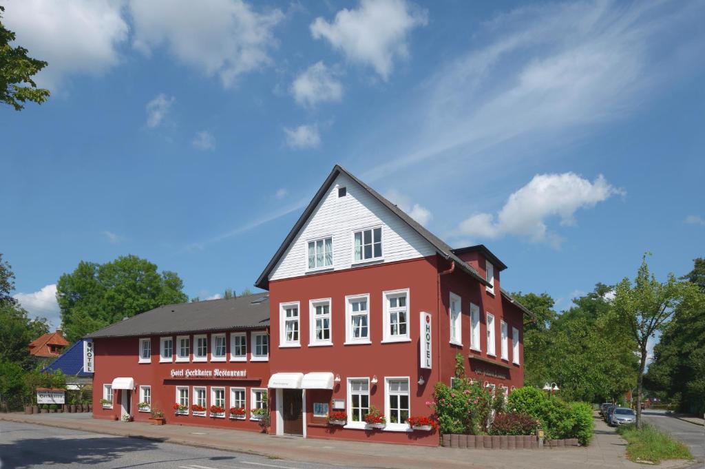 Hotel Heckkaten في هامبورغ: مبنى احمر بسقف اسود