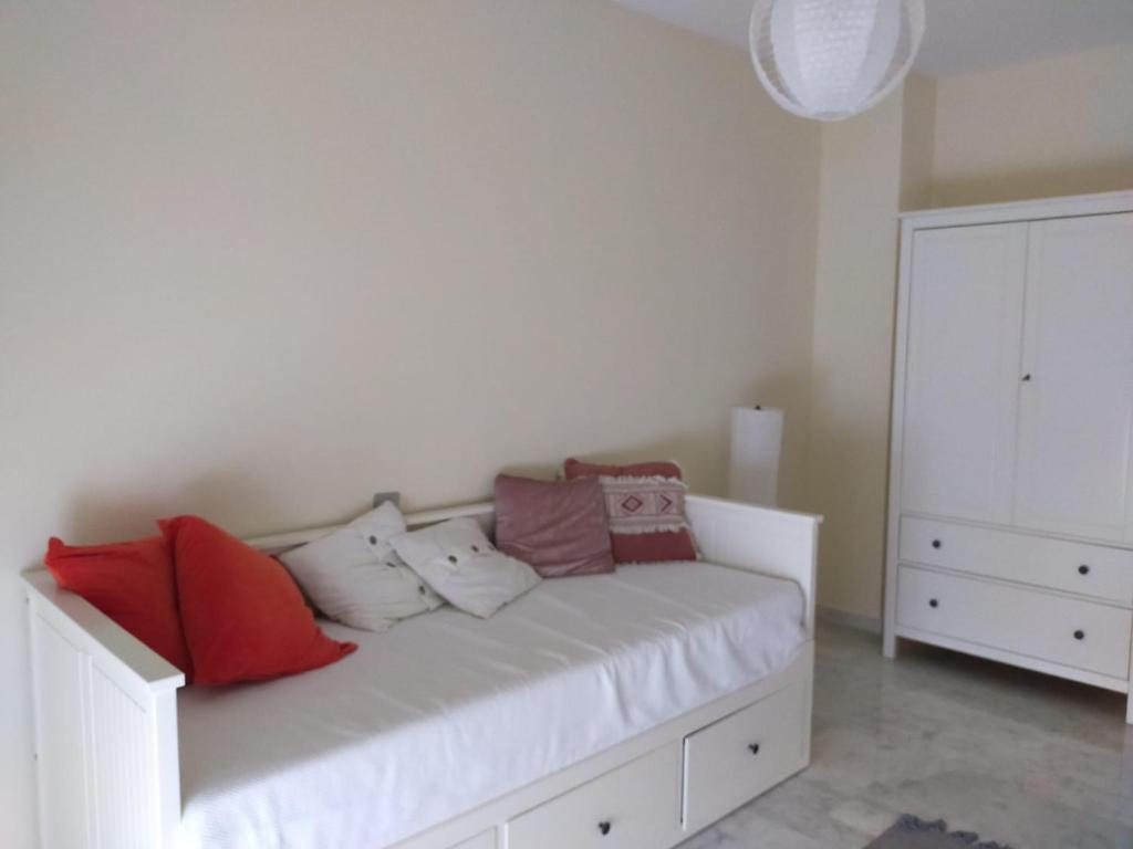 Posteľ alebo postele v izbe v ubytovaní Magnífico apartamento en El Pto de Sta María, aire acc, piscina, zona niños y padel