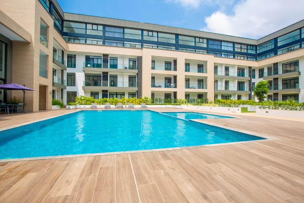 een afbeelding van een zwembad voor een gebouw bij Luxury Two Bedroom at Embassy Gardens by Morninglife Luxury Apartments in Accra