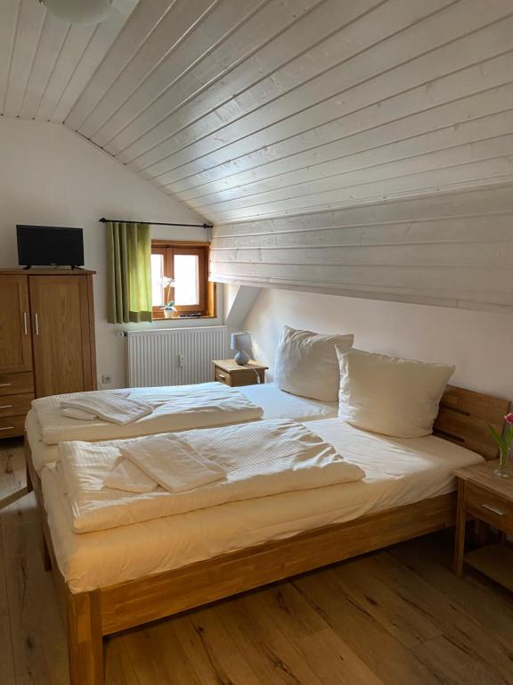 מיטה או מיטות בחדר ב-Der Limes Kipfenberg