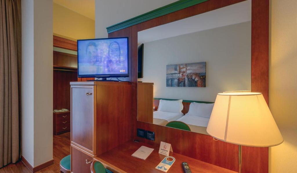 Televízia a/alebo spoločenská miestnosť v ubytovaní Hotel Raffaello