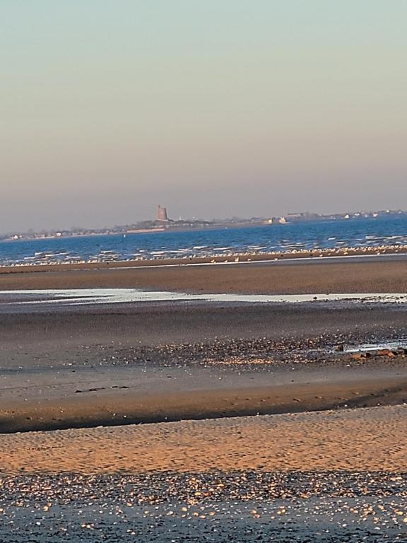 En strand i nærheden af feriehuset