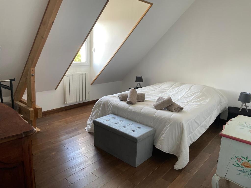 a bedroom with a white bed and a staircase at WISSANT maison 6 personnes tout confort in Wissant