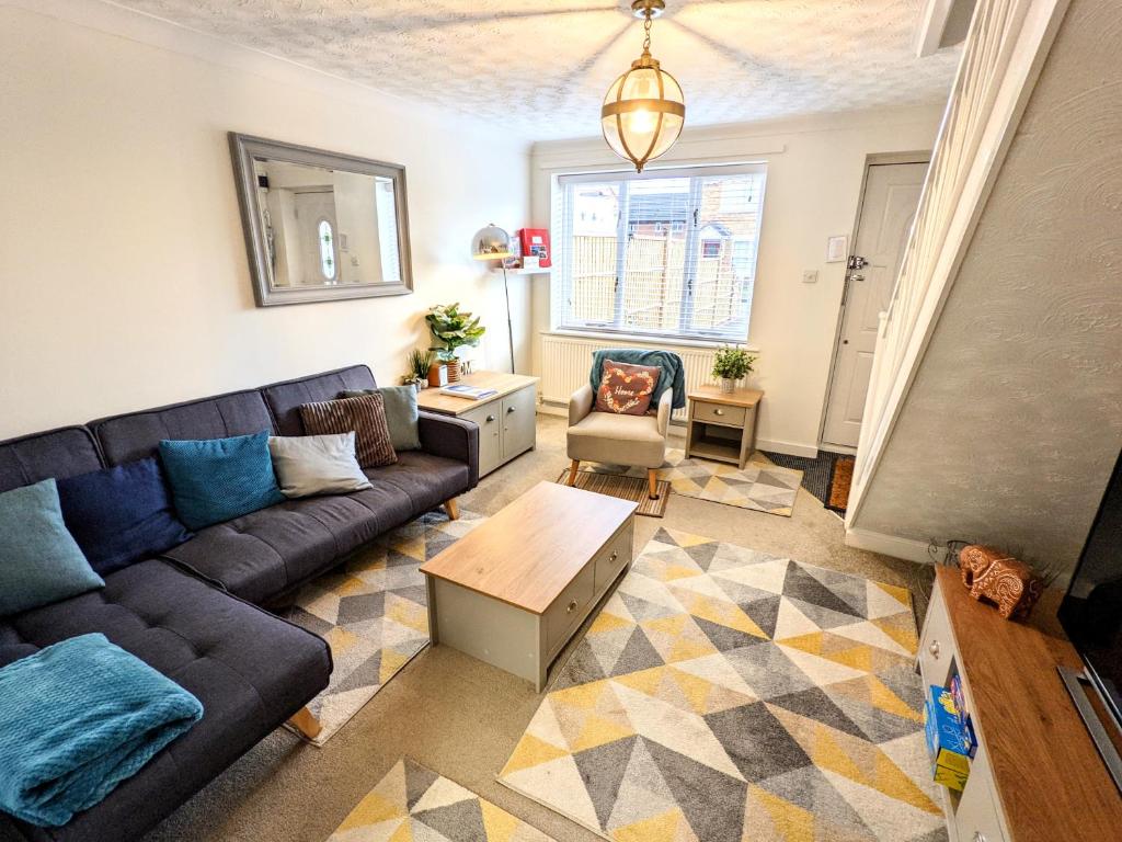 sala de estar con sofá y mesa en 2 bedroom home in quiet location close to Chester en Hough Green