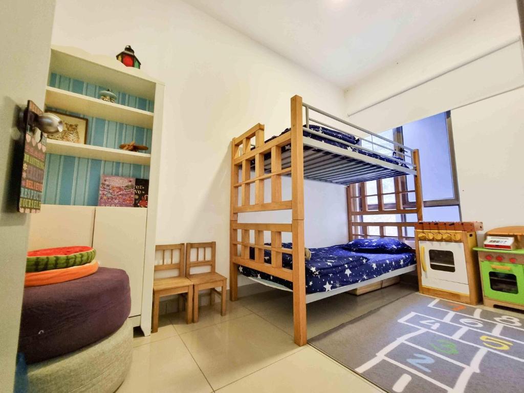 ein kleines Zimmer mit Etagenbetten und einer Küche in der Unterkunft Mossy Forest Family Retreat, Kea Farm Brinchang in Brinchang