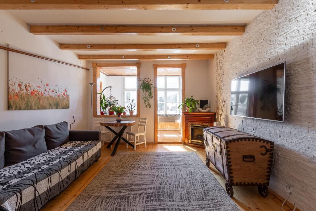 salon z kanapą i stołem w obiekcie Apartamenty Pod Skocznią w mieście Karpacz