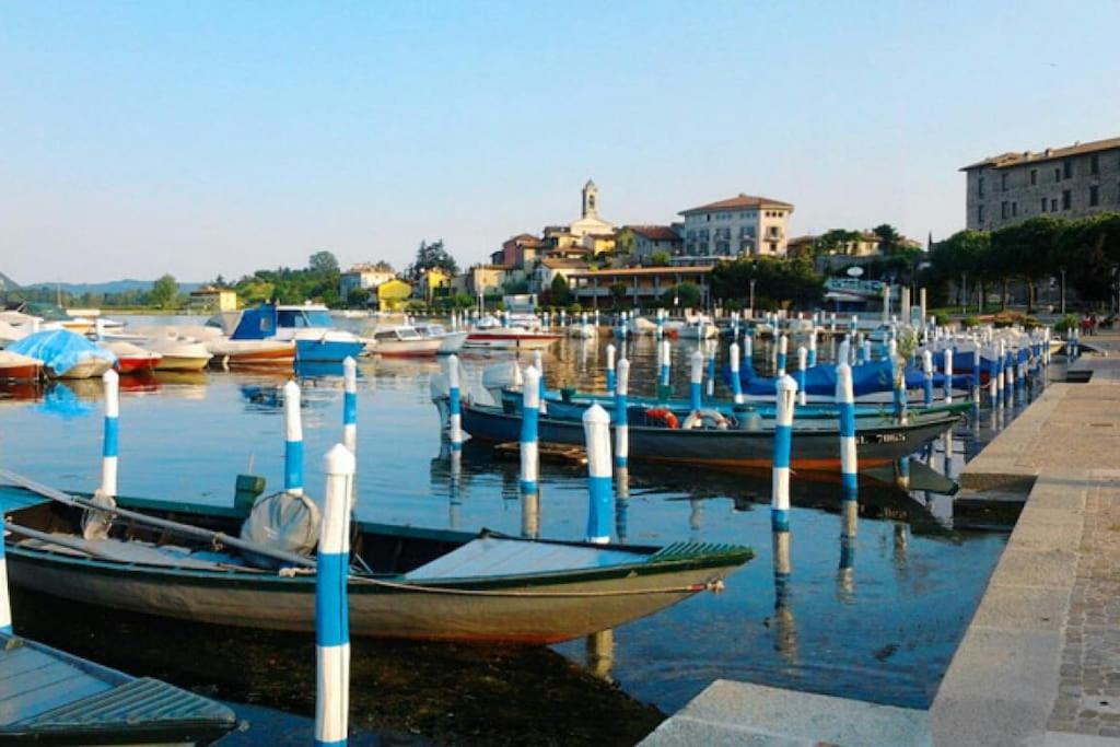 Un tas de bateaux sont amarrés dans un port dans l'établissement Casa Clusane d'Iseo 2 passi dal lago, à Clusane