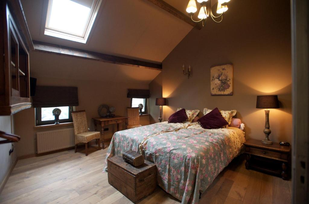 - une chambre avec un grand lit dans l'établissement Breusjterhofke, à Eijsden