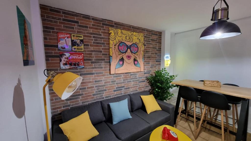 a living room with a couch against a brick wall at El Sueño de Sheyla Aguadulce in Aguadulce