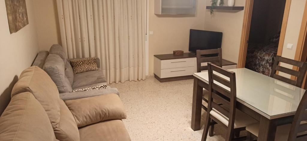 - un salon avec un canapé et une table dans l'établissement Apartamento Paseo Marítimo, Centro Torre del Mar, à Torre del Mar