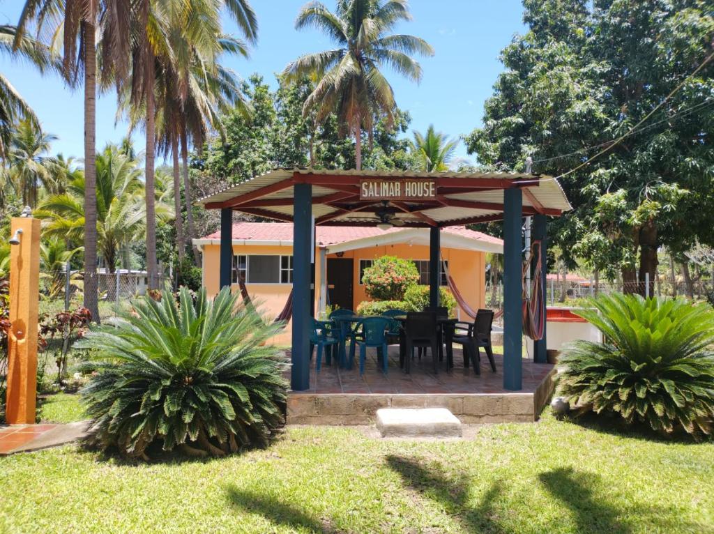 Barra de Santiago的住宿－SALIMAR - Barra de Santiago，庭院内带桌椅的凉亭
