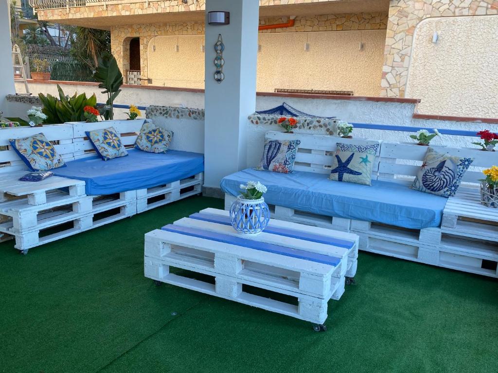 A seating area at Villa GLORIA intero alloggio sulla spiaggia 8 posti letto 15 minuti da Palermo e 35 da Cefalu