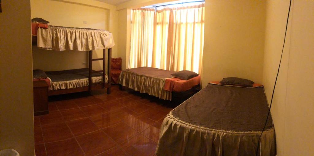 Postel nebo postele na pokoji v ubytování Hostal Huacachina Sunset