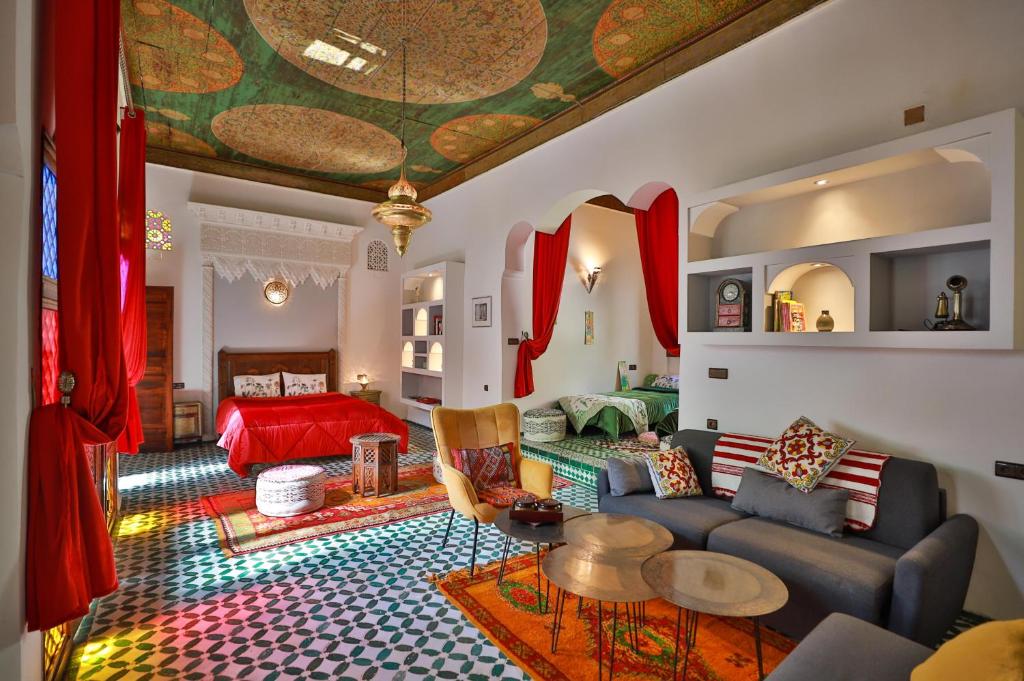 sala de estar con sofá y mesa en Riad Le Moucharabieh en Fez