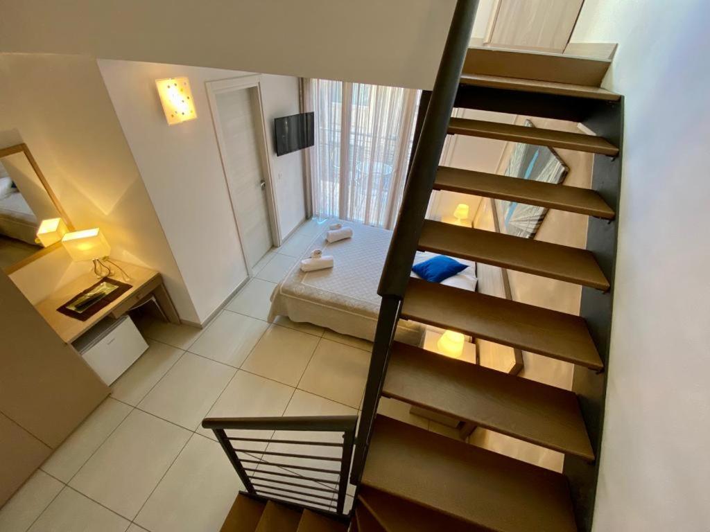 Habitación pequeña con una escalera que conduce a un dormitorio. en Nice Residence, en Florencia
