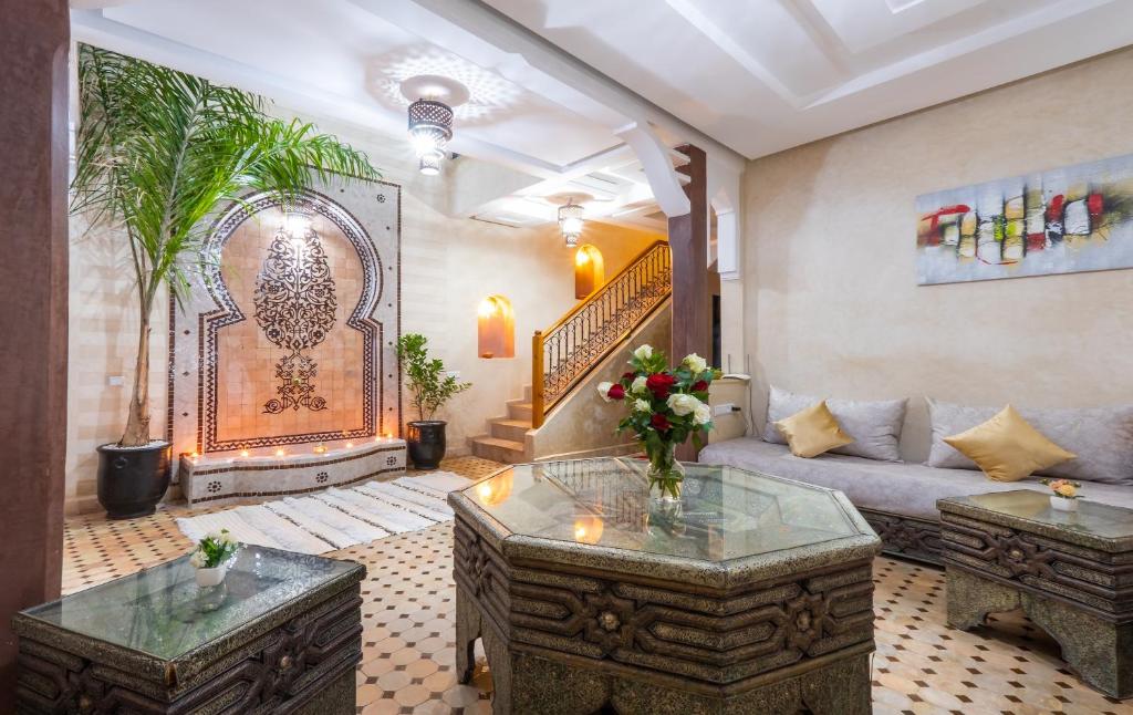 ein Wohnzimmer mit einem Sofa und einem Tisch in der Unterkunft Riad Elite in Marrakesch