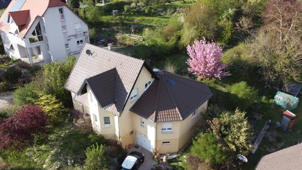 una vista aérea de una casa con techo en Chez Olivier et Josette sur Mulhouse Sud, en Illfurth