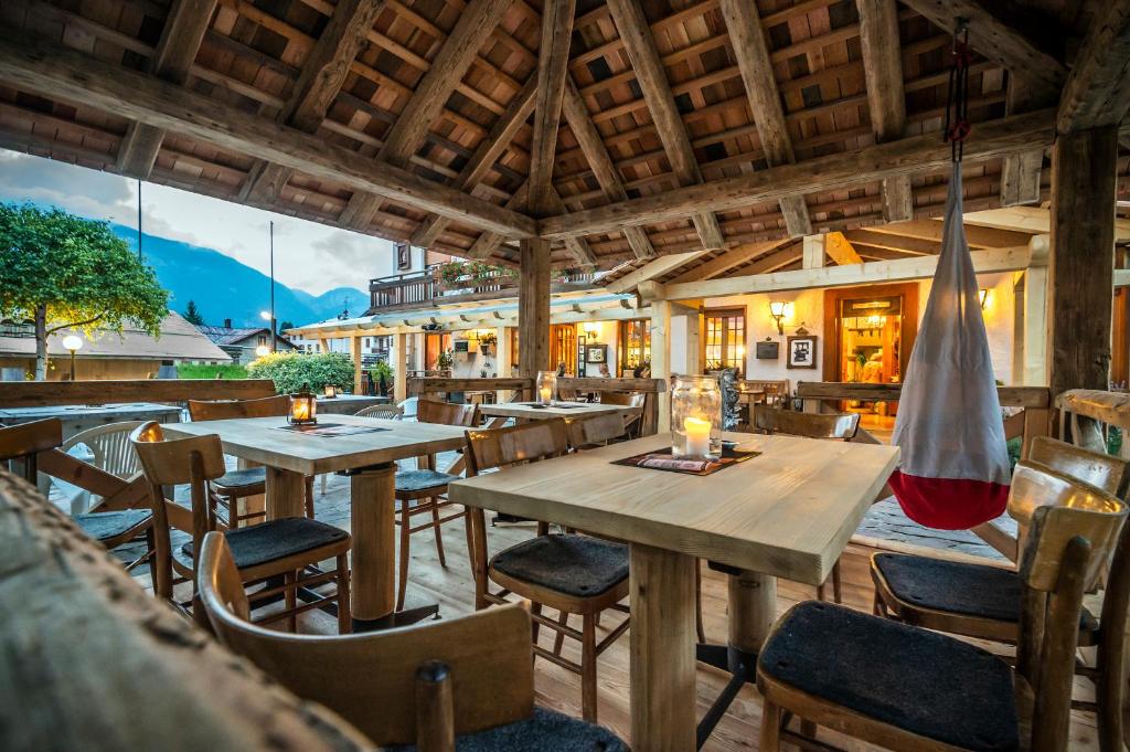 un restaurante con mesas y sillas de madera en un edificio en Albergo Giannina, en Vigo di Cadore