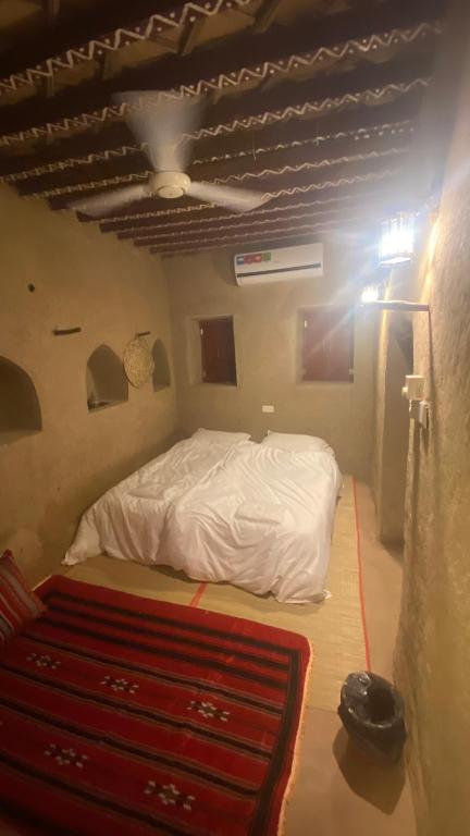 Postel nebo postele na pokoji v ubytování Alqalah Inn