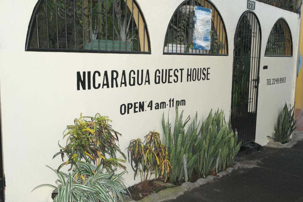 een gebouw met een bord dat Nigeria gucci pension leest bij Hostal Nicaragua Guest House in Managua