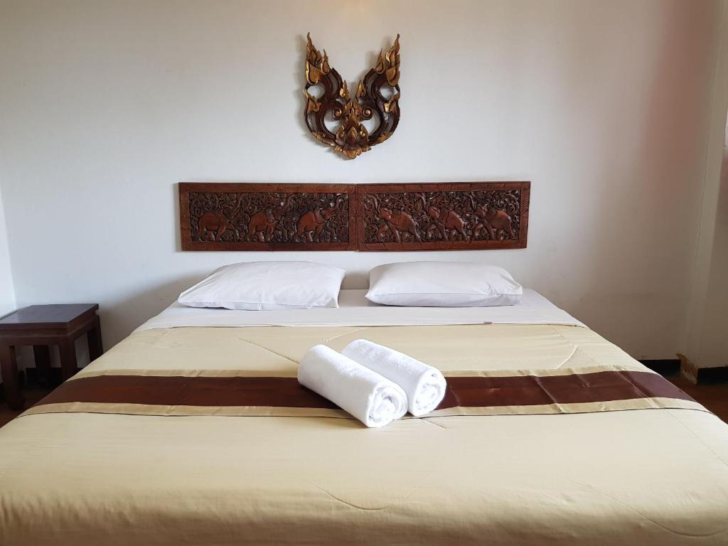 a bedroom with two beds with towels on it at Punya Garden Hotel in Ban Wang Won