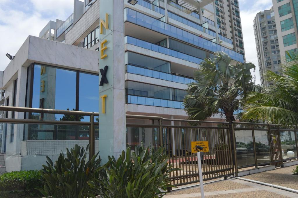 un edificio con una valla delante en Next Apartamentos, en Río de Janeiro