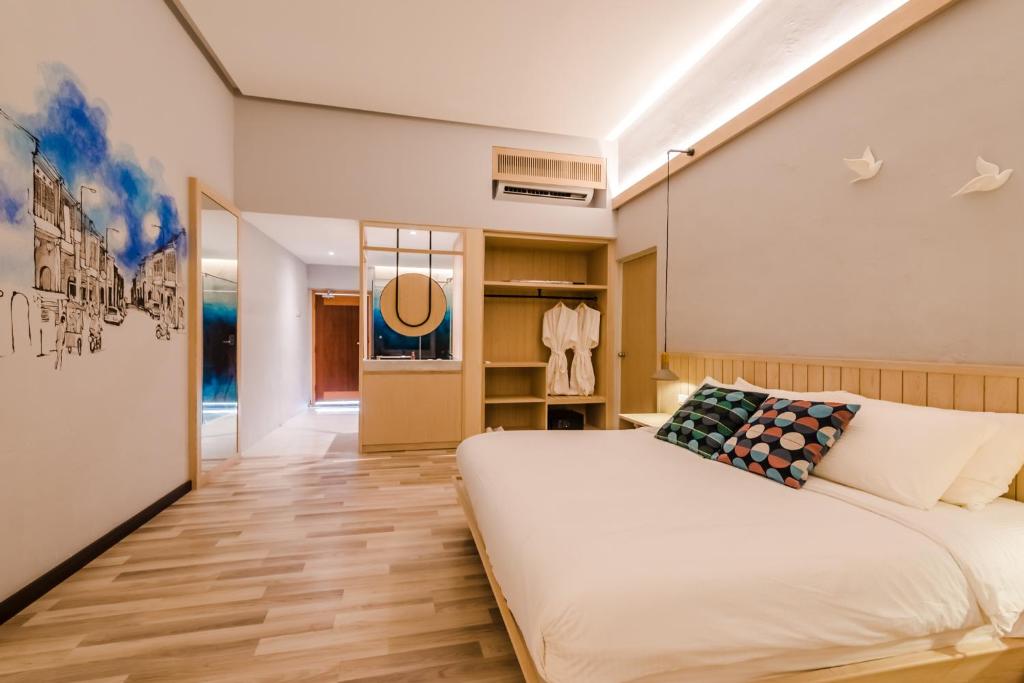 1 dormitorio con cama y armario en Tien Hotel Georgetown en George Town