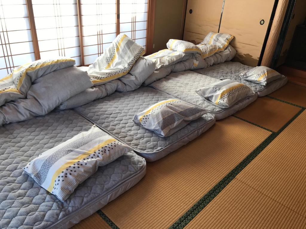Ліжко або ліжка в номері 民泊　二見のおうち