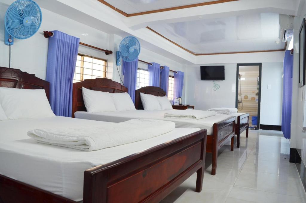 Tempat tidur dalam kamar di Hướng Dương Hotel Đảo Phú Quý