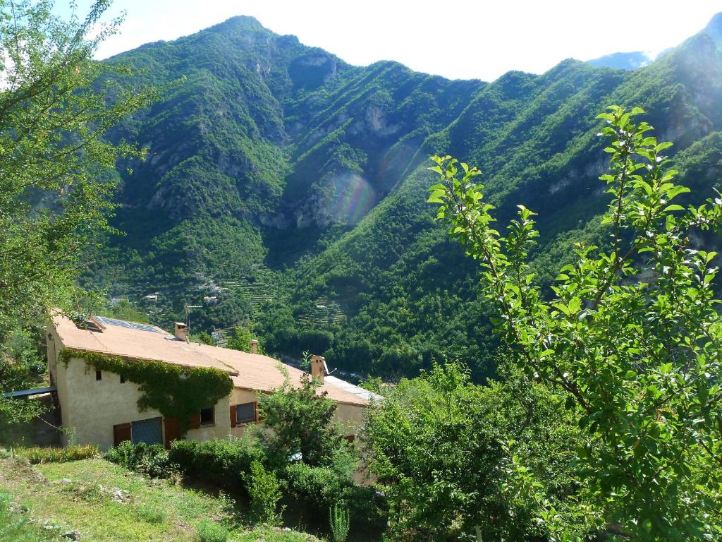 una casa frente a una montaña en Le Mont d'Olivine, en Utelle