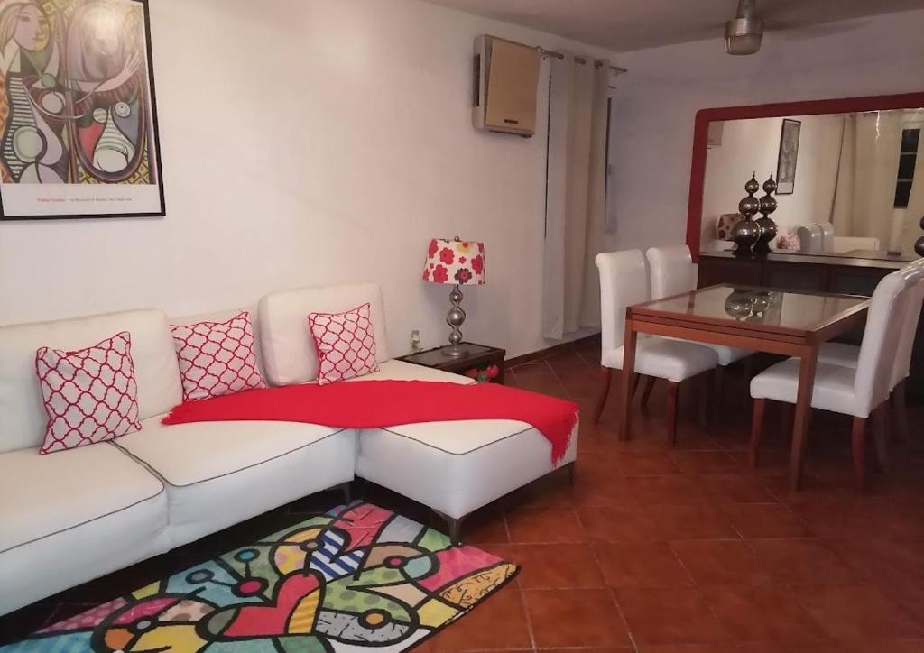 salon z białą kanapą i stołem w obiekcie punta sam in front isla mujeres w mieście Cancún