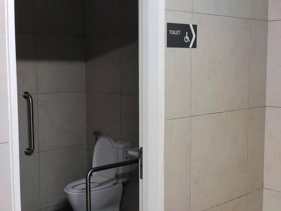 Koupelna v ubytování T1-2601 High floor Amazing View 3BR 8pax NETFLIX!!LegolandGleneagles By STAY