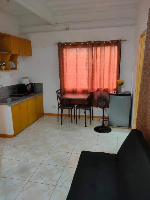 Kuchyň nebo kuchyňský kout v ubytování Sunmiles Condominium - 2BR unit M26