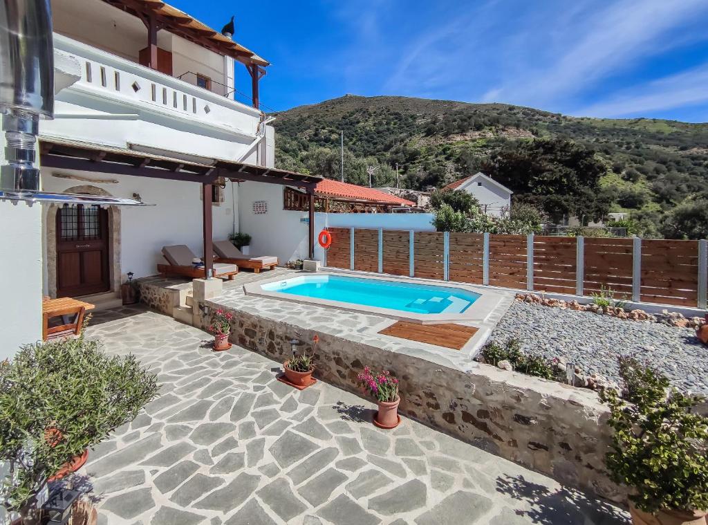 uma villa com uma piscina e uma casa em Villa Cosmakis em Rodhákinon