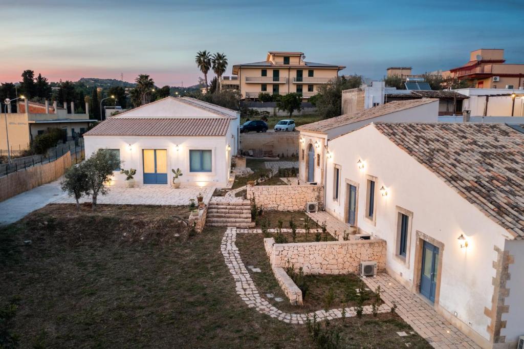 una vista aerea di una casa con cortile di MichaEl garden a Noto