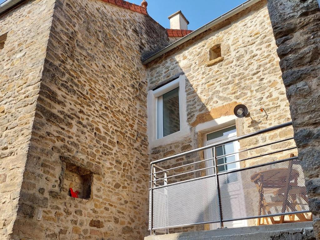 an old brick house with a balcony at Le gîte du Chat Perché in Cheilly-lès-Maranges