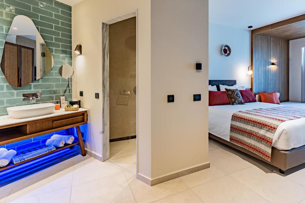 Postel nebo postele na pokoji v ubytování Minos Ambassador Suites & Spa - Adults only