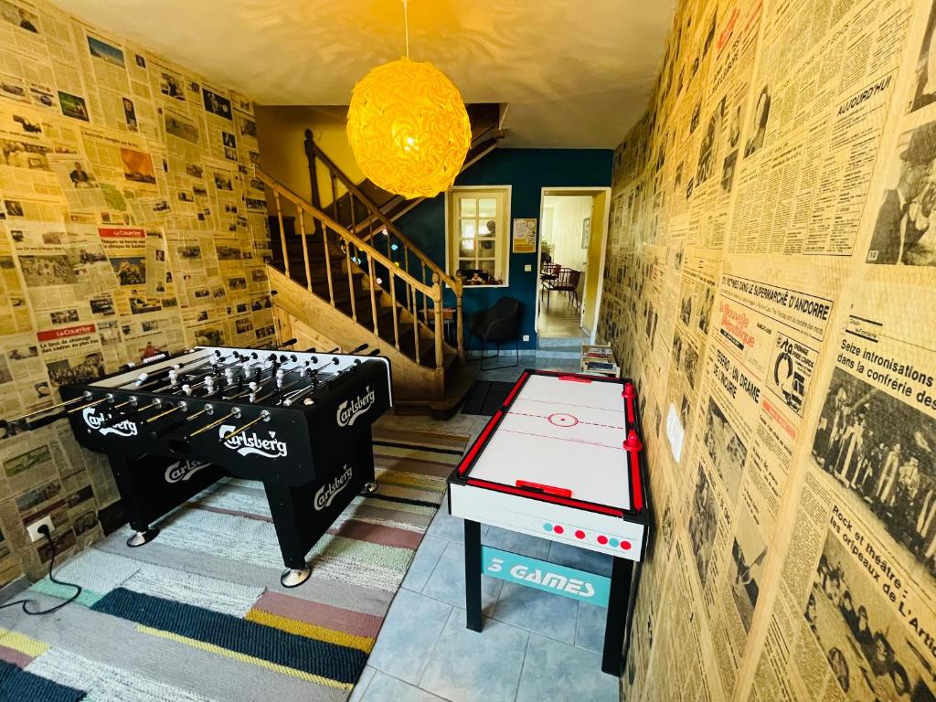 a room with a ping pong table and a chess board at Chez mimie les hôtes in Fontevraud-l&#39;Abbaye