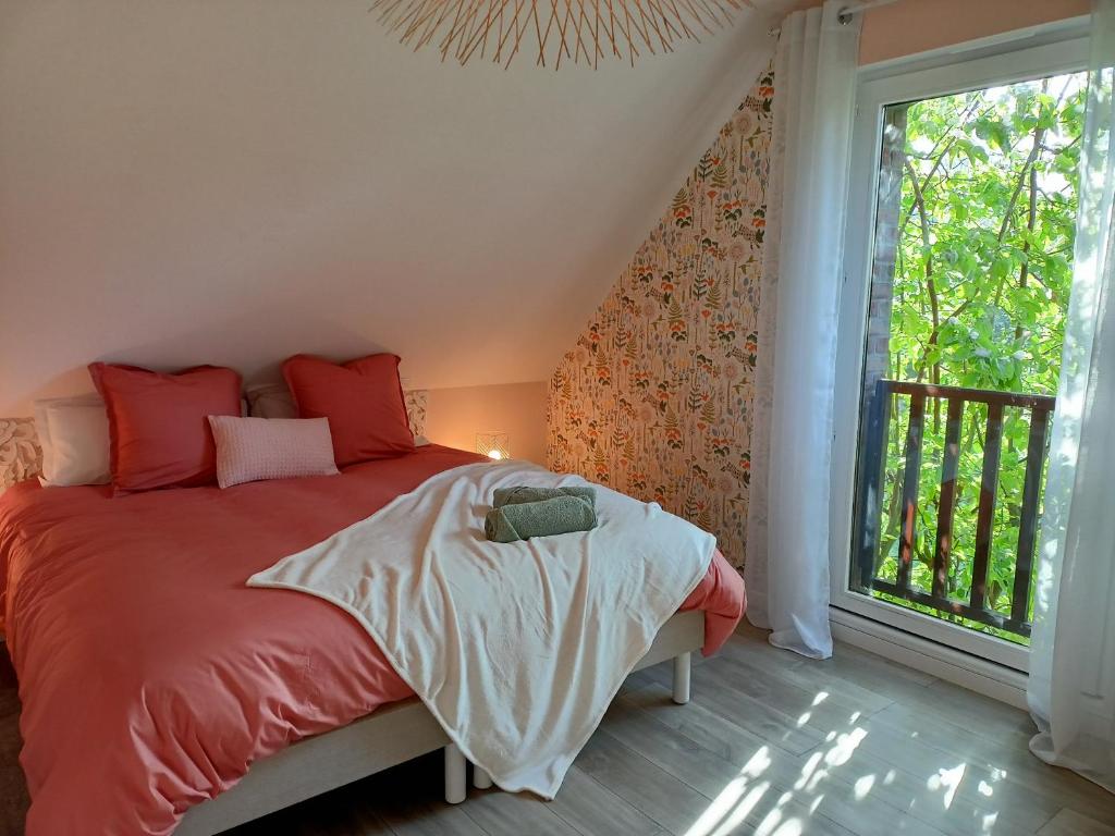 um quarto com uma cama e uma grande janela em Les chambres d'hôtes DU VERT GALANT " l'Allée des champs" em Verlinghem